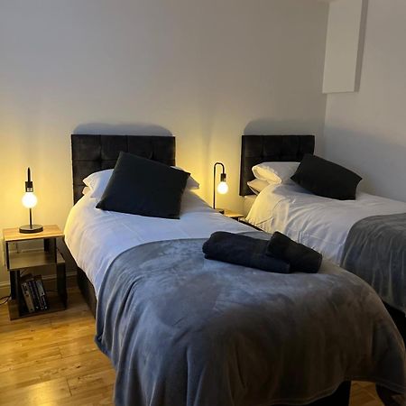 Cozy 1 Bedroom Basement Flat London Bagian luar foto