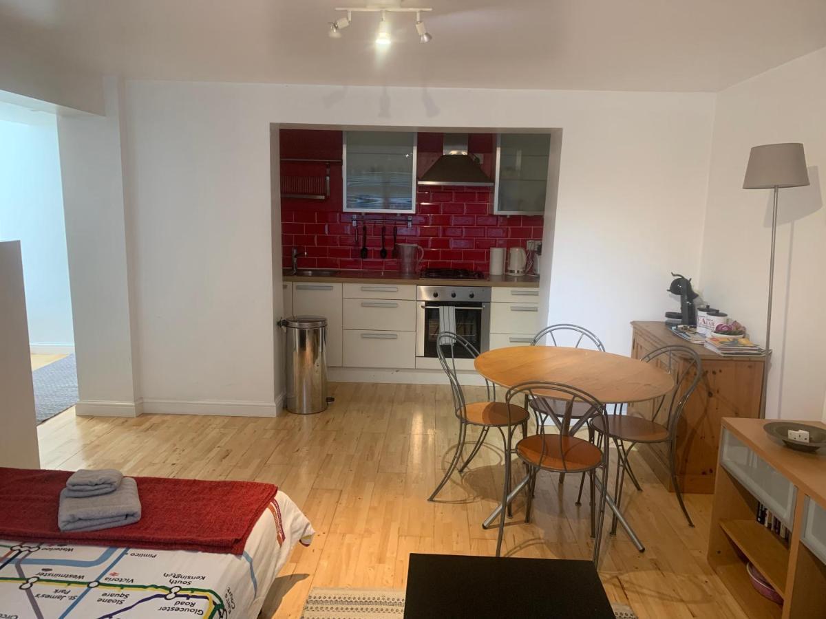 Cozy 1 Bedroom Basement Flat London Bagian luar foto