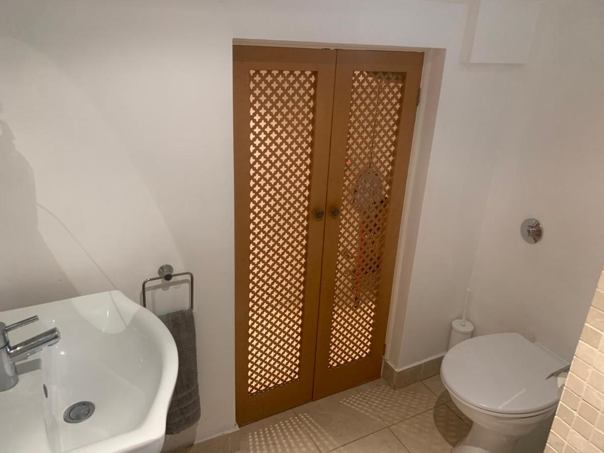 Cozy 1 Bedroom Basement Flat London Bagian luar foto