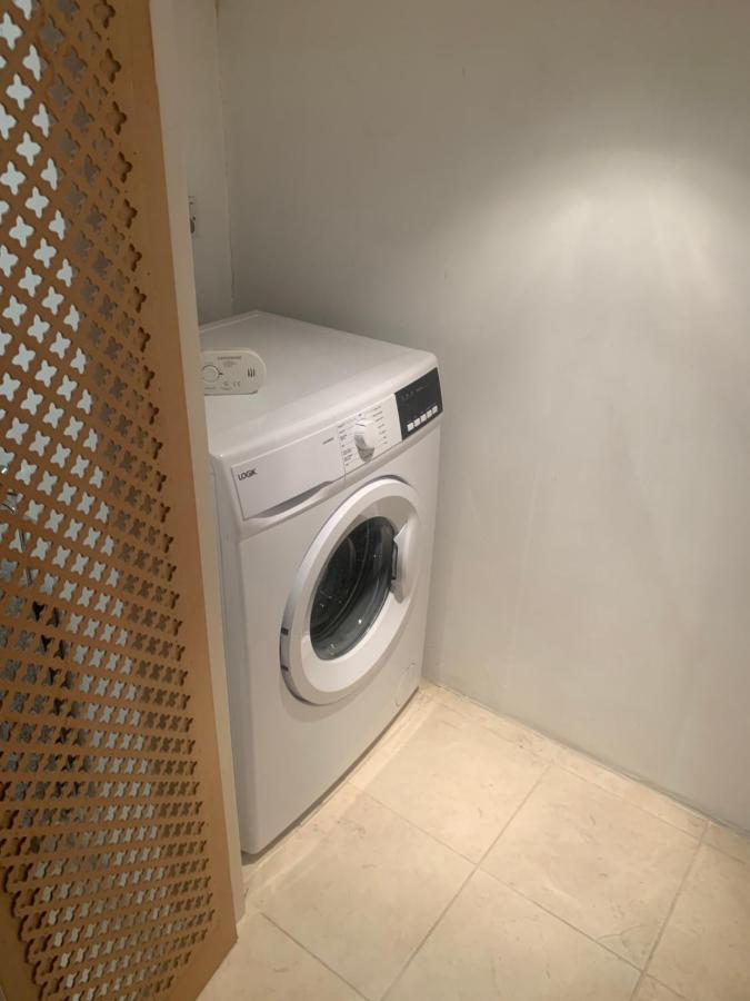 Cozy 1 Bedroom Basement Flat London Bagian luar foto
