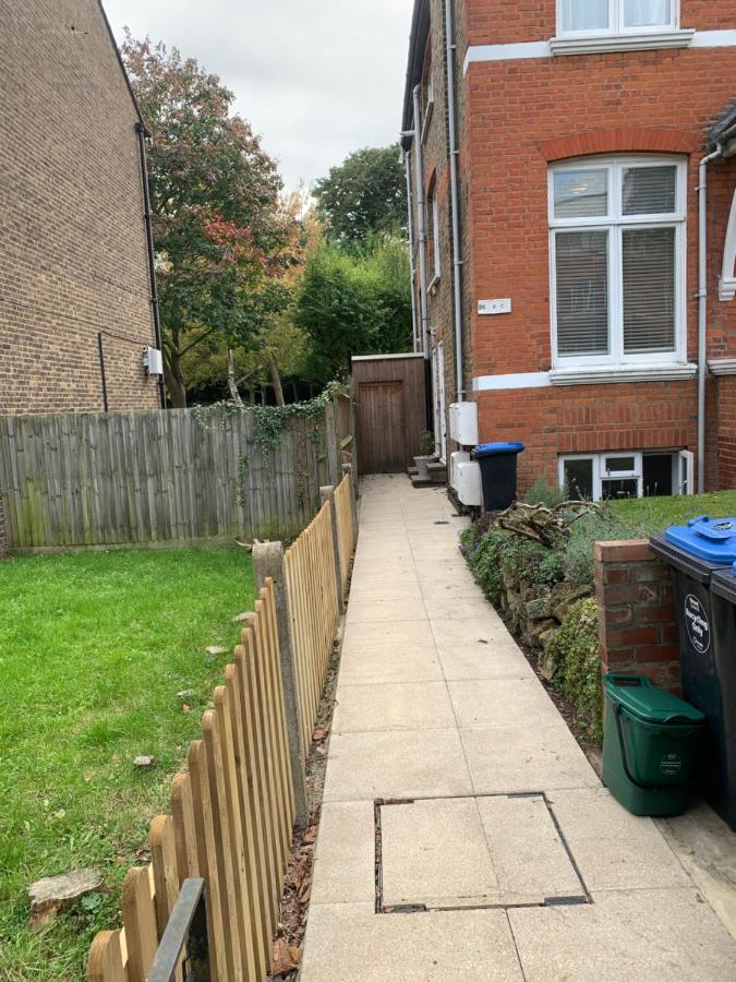 Cozy 1 Bedroom Basement Flat London Bagian luar foto