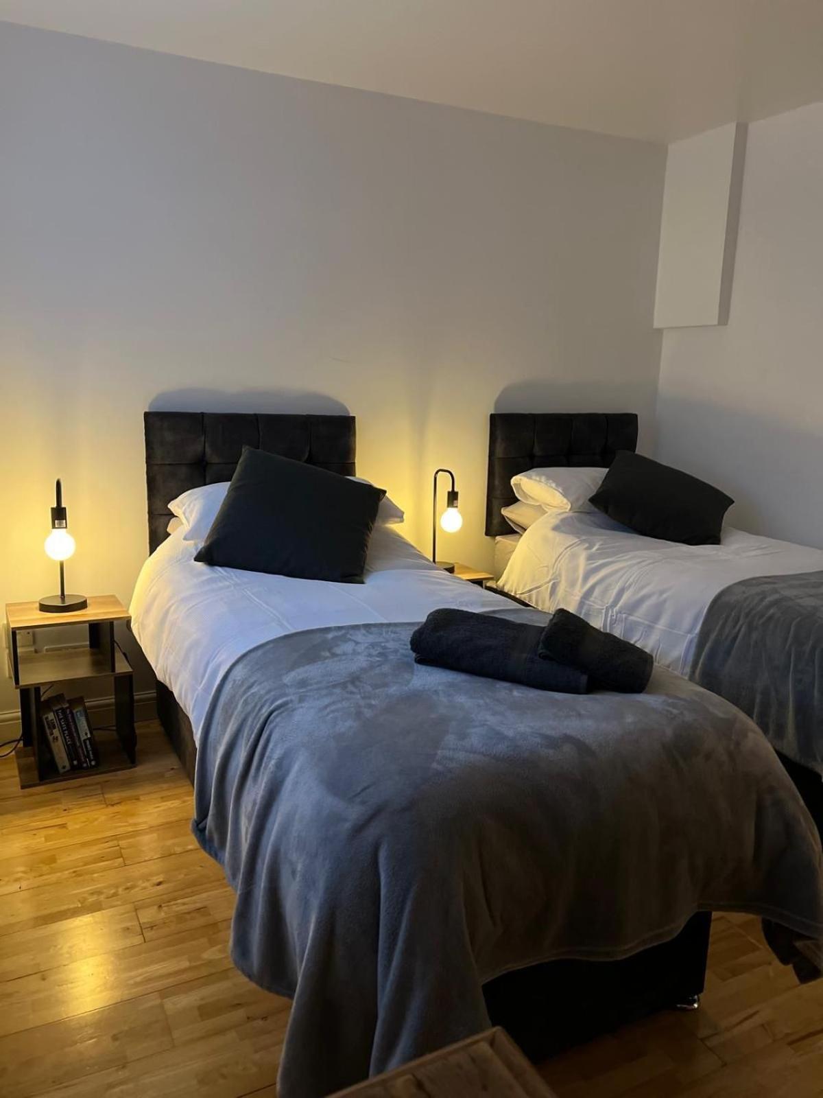 Cozy 1 Bedroom Basement Flat London Bagian luar foto