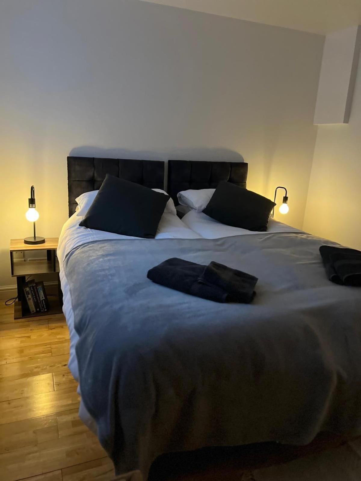 Cozy 1 Bedroom Basement Flat London Bagian luar foto